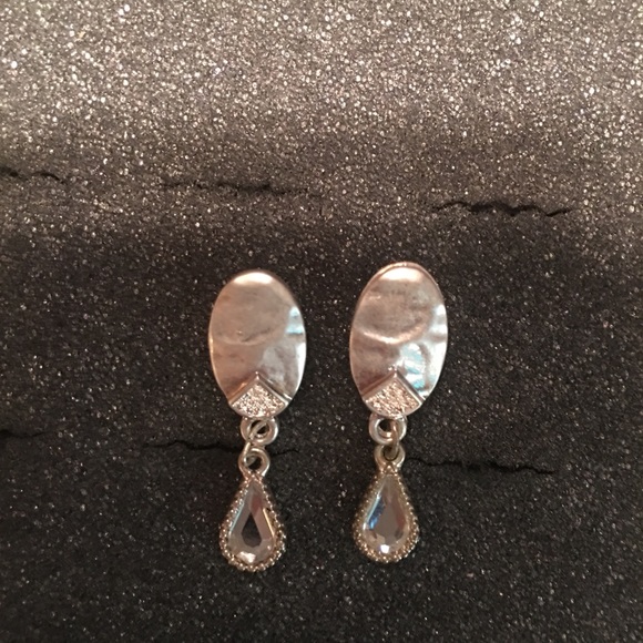 Silver crystal dangle earrings - Picture 4 of 7